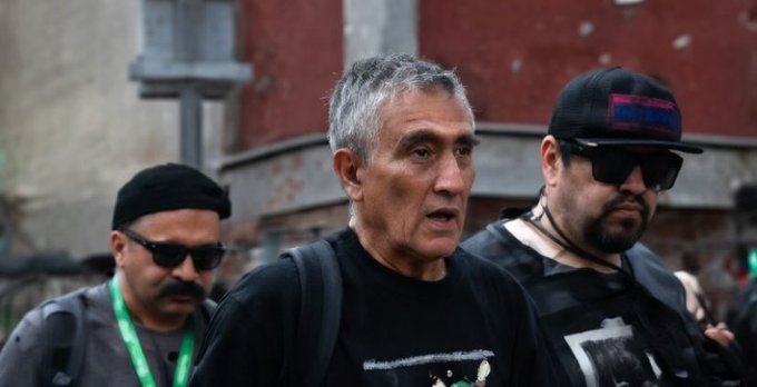 URGENTE!!
SE BUSCAN Estos tres “Profesores” fueron vistos organizando y participando en los desmanes de hoy!! #ProscribirElPC #CárcelParaBoric #KastChileEstáContigo