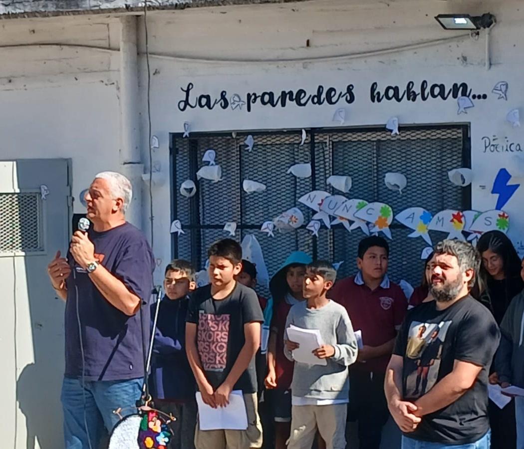 pietragallahora's tweet photo. Hoy estuvimos junto a @mojatignanelli  en la Escuela Secundaria N°75  de  Gregorio de Laferrere.
Los alumnis  hicieron un trabajo para jóvenes y memoria sobre la historia de los desaparecidos del barrio  y  descubrimos  una placa  que valora  el trabajo realizado y el conpromiso de docentes y alumnos.