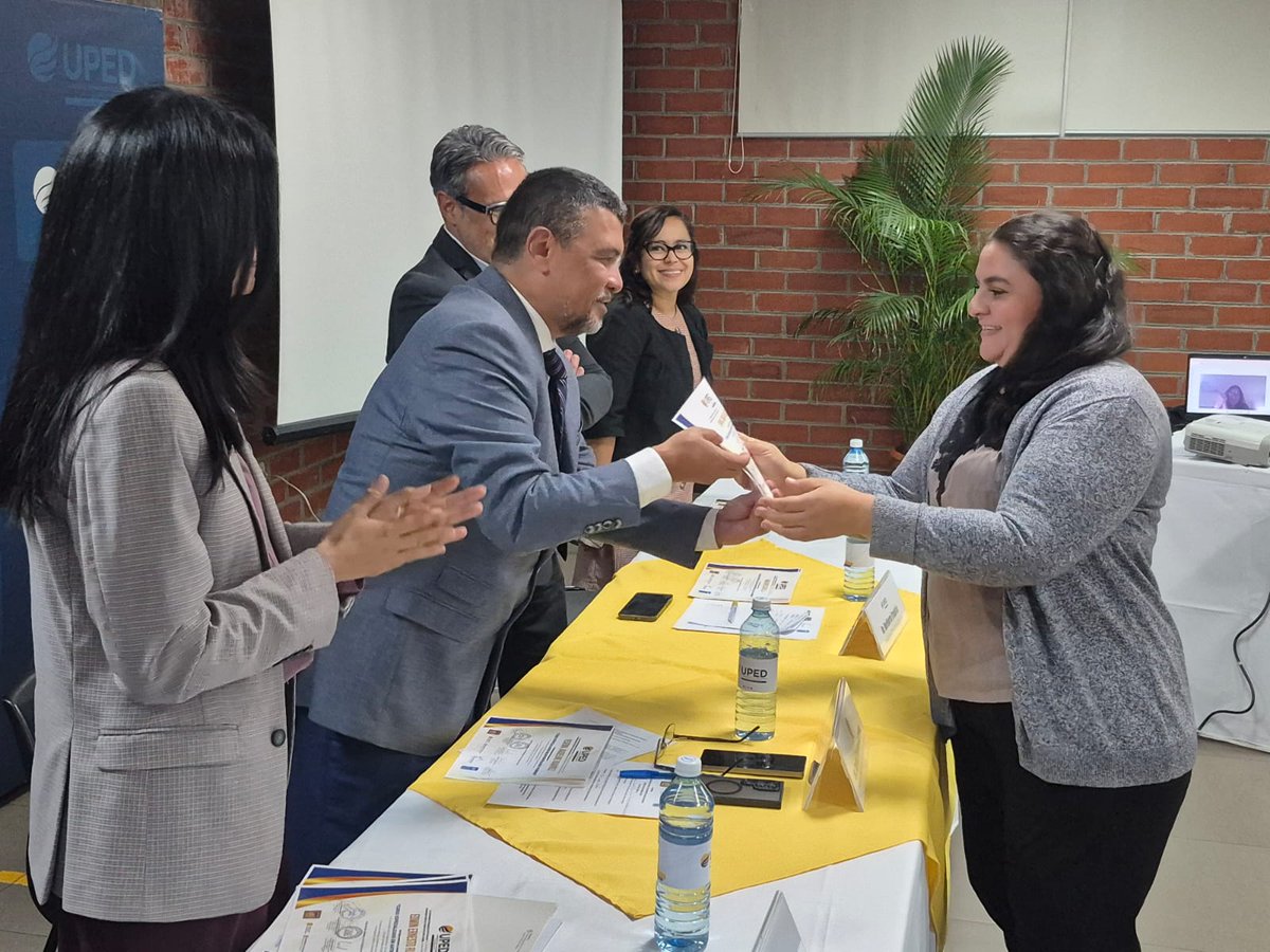 PDDHElSalvador's tweet photo. En representación de #ProcuradoraDDHH @RaqueldeGuevara, #AdjuntoCiviles Carlos Rodríguez acompañó a integrantes del equipo multidisciplinario  #MemoriaHistórica, a clausura del Curso Especializado en Antropología Forense, impartido por @pedagogicaU y U. Pablo de Olavide, Sevilla. https://t.co/DXfURBjJYz