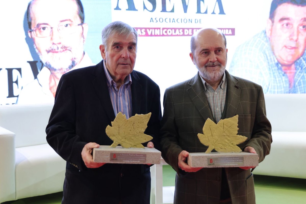 ASEVEX inicia una nueva etapa 🍇
Un día para reconocer el trabajo realizado y mirar al futuro del sector vitivinícola extremeño. Nuestro agradecimiento a la Presidenta <a href="/MGuardiolaM/">María Guardiola</a>, Consejera de Agricultura <a href="/MercedesMorn5/">Mercedes Morán</a> y Excmo. Ayto #Almendralejo  #VinoExtremadura #Vinac