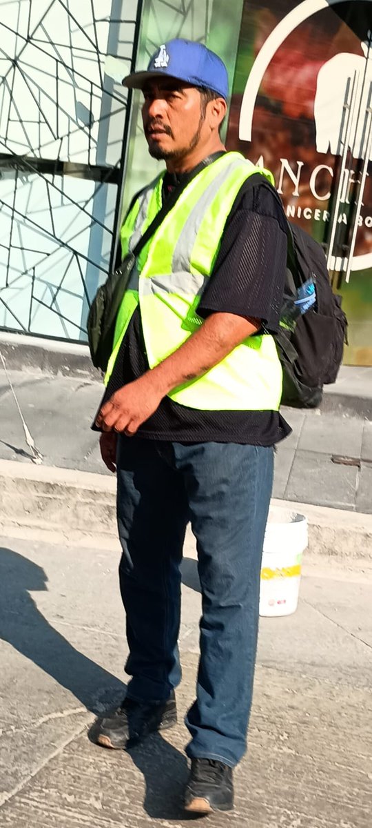 Hechizero_38's tweet photo. @pepechedrauimx Un grupo de presuntos franeleros ubicados en Calle Sirio de Angelópolis además de cobrar a quien desea estacionar están tomando fotos a los negocios y vehículos, cuando se les cuestiono se pusieron agresivos. Si quieres que no vayan, no hagan nada, los únicos afectados serán quienes visitan la zona...🤟
c.c.p @SSC_Pue