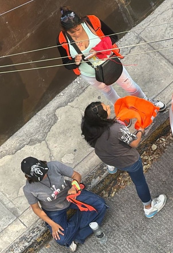 Hechizero_38's tweet photo. @pepechedrauimx Un grupo de presuntos franeleros ubicados en Calle Sirio de Angelópolis además de cobrar a quien desea estacionar están tomando fotos a los negocios y vehículos, cuando se les cuestiono se pusieron agresivos. Si quieres que no vayan, no hagan nada, los únicos afectados serán quienes visitan la zona...🤟
c.c.p @SSC_Pue
