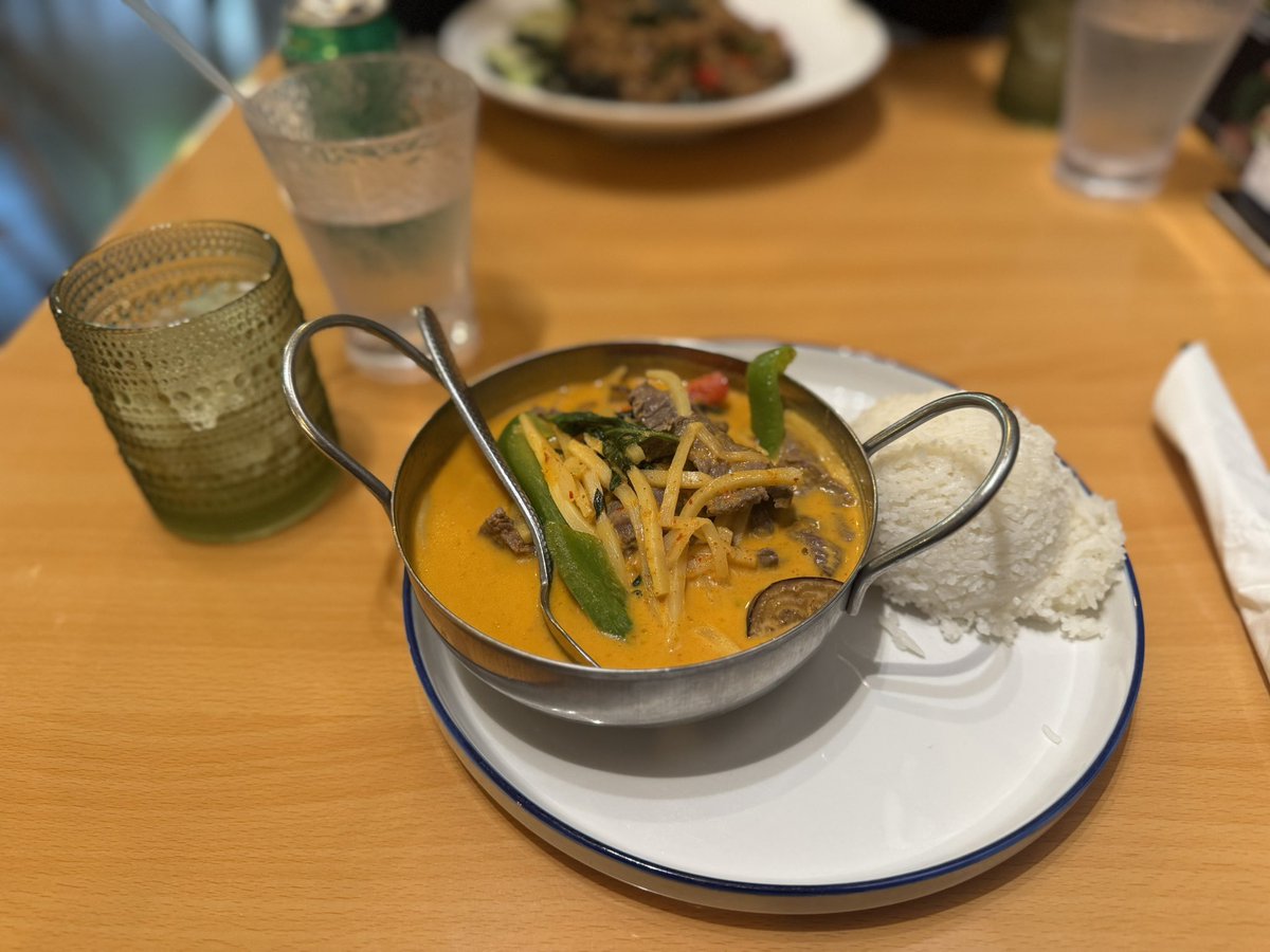 chimpanzee on a keyboard tweet media