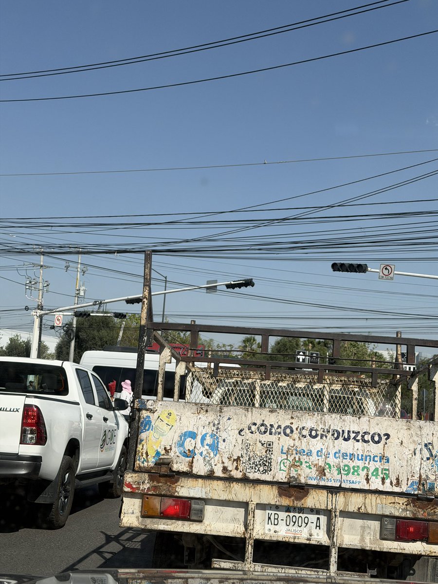 Arapadillat's tweet photo. @Trafico_ZMG  sin servicio de semáforos en camino real a Colima con cruce de punto sur, urge tránsito vial. https://t.co/Xaxjc58Jd4