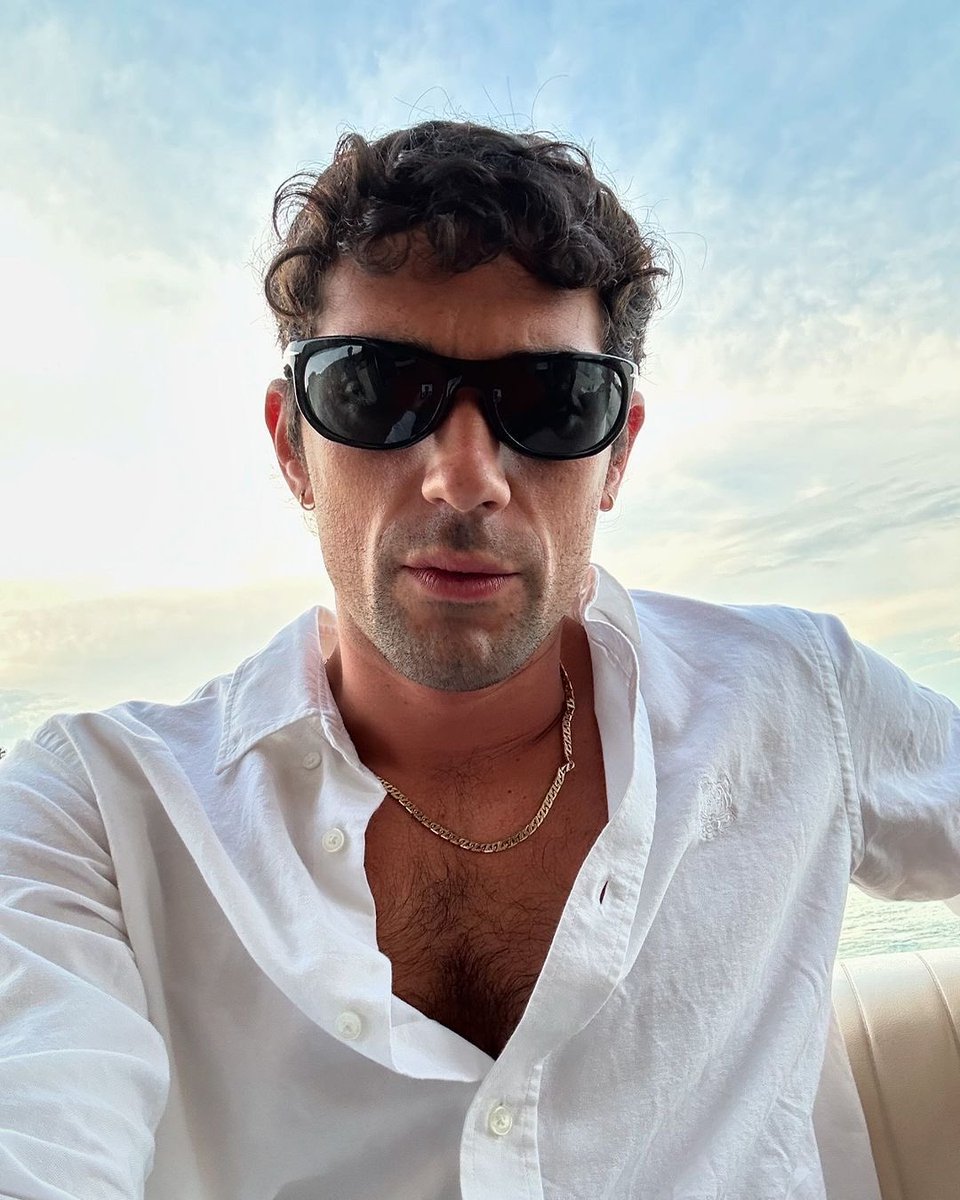 raga basta co sti psicofarmaci sto davvero flashando chiunque perché pensavo che questo fosse breshPERO DAI! CI ASSOMIGLIA