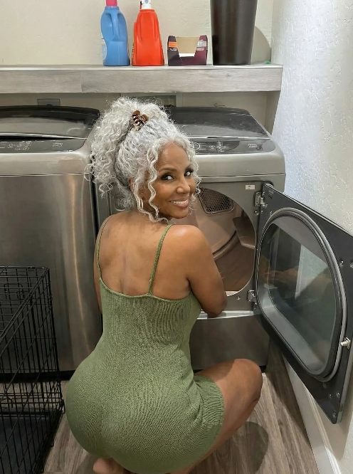 hotwifegloriaa's tweet photo. laundry day is just an excuse to stand around in this outfit and pretend I'm productive https://t.co/KlhGRoSYto