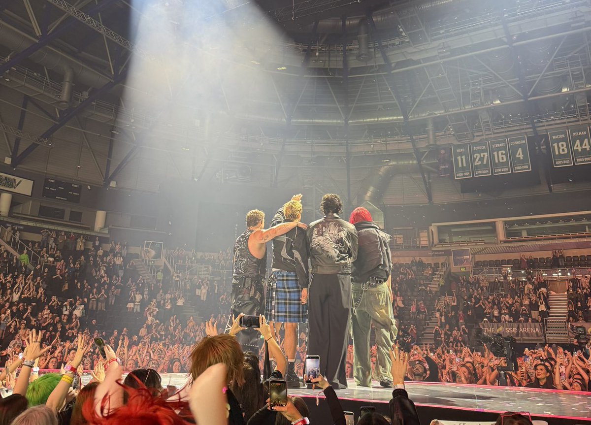 simbi will see 5SOS&TØP tweet media