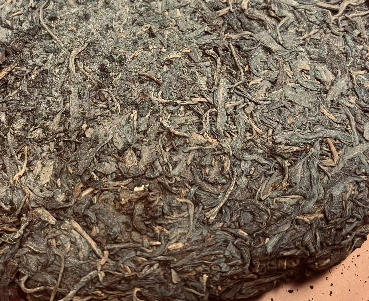 Century-Old Songpin Pu-erh Tea Cake (宋聘圓茶).

🍃Click on the following link to purchase Denong premium tea⬇️
denongtea.com
#tea #puerh #tealover #tealife #gongfucha #teatime #yunnan #premiumtea #teaworld #yunnantea