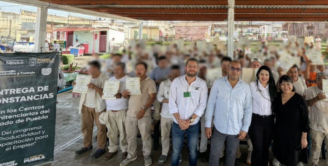 En Huauchinango, entregamos constancias con valor curricular a personas privadas de la libertad, en coordinación con Seguridad Pública y el Instituto de Capacitación para el Trabajo.

Seguimos impulsando la capacitación para fortalecer la reinserción social. 🤝
#PorAmorAPuebla