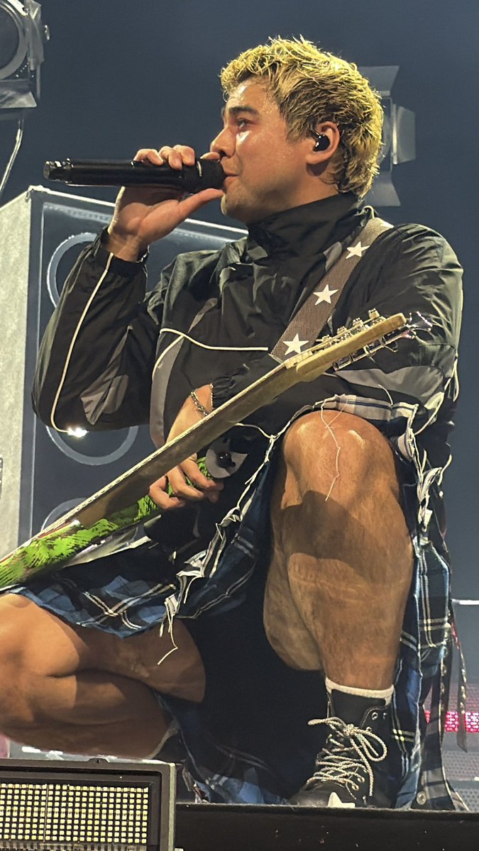 5SOST0URUPDATES's tweet photo. Calum showing off his legs tonight via jbhsupremacist!

#BelfastIsAStar #EASBelfast #EASTour https://t.co/lX14yMkHlh