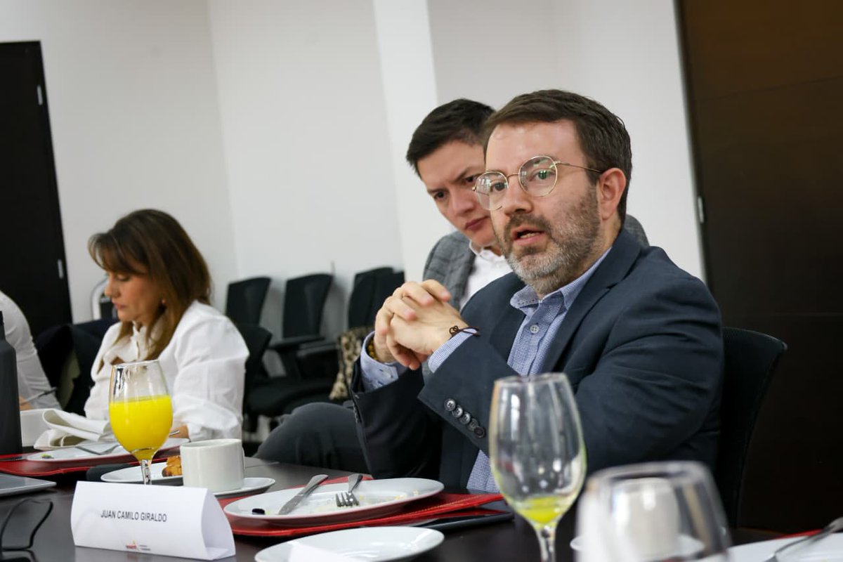 GAquinteroA's tweet photo. Continúa la conversación sobre la #ReformaLocal haciendo algo poco usual en lo público, pero muy importante en la alcaldía de @CarlosFGalan: escuchar experiencias de administraciones pasadas y poniéndolas a hablar con el presente.
En esta oportunidad se habló sobre las competencias de las alcaldías locales. Más funciones no significan más gobierno. Gestionar lo cotidiano con eficiencia implica ordenar mejor estas cargas de trabajo.
Gracias a todas y todos los participantes. Seguimos convocando diversas voces.
