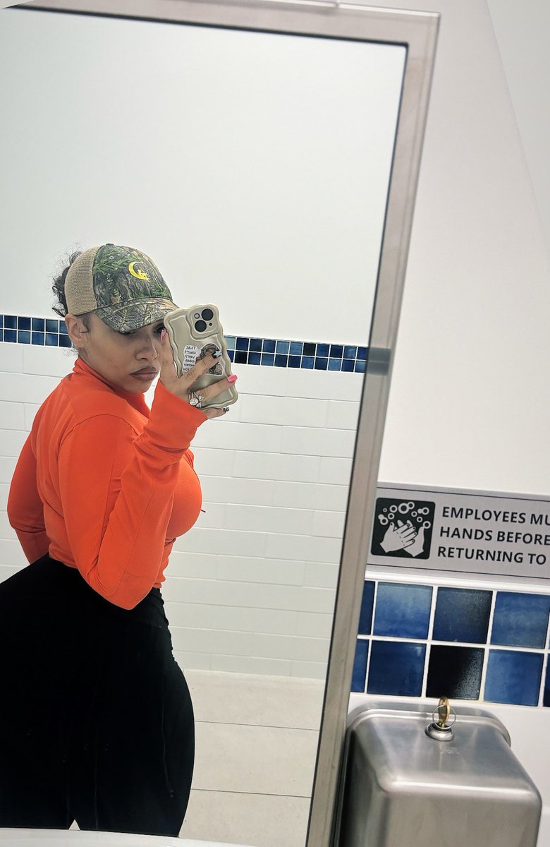 Thighly Jenner tweet media