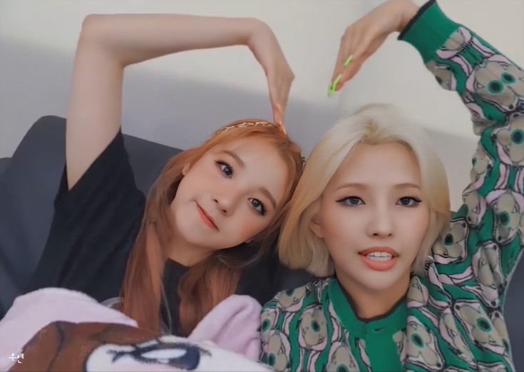 alnsanches's tweet photo. A person who truly loves you will never let you go or give up on you, no matter how hard the situation is.❤️

#소연 #SOYEON #우기 #YUQI
#yuyeon #JSYQ
#아이들 #IDLE https://t.co/D10atdWQPI