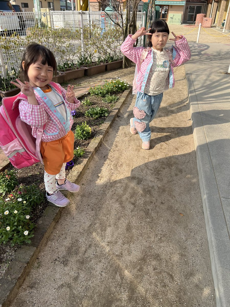 めいめい、今日が保育園最後の登園。

1歳で通いだした頃は、毎日｢ママー！いやー！ママがいいー！｣って泣き叫んで、後ろ髪ひかれる思いで振り向かないようにしてた。