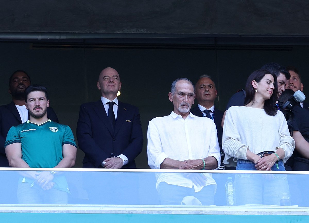 LaRazon_Bolivia's tweet photo. Gianni Infantino, de @FIFAcom, observa el partido con Fernando Costa, de la @FBF_BO , Alejandro Domínguez de @CONMEBOL y Carlos Trucco junto a su hija
#LaVerde #Natio #QFWC #RoadTo2026 #WK2026 #RepechajeIntercontinental https://t.co/qHjgE1hO7d
