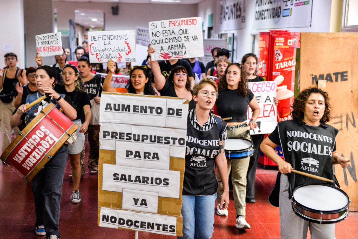 vaninabiasi's tweet photo. Docentes, no docentes y estudiantes de la Facultad de Ciencias Sociales luchando la aplicación de la ley universitaria. Basta de guita para Adorni y su familia! Presupuesto universitario ya!! https://t.co/fRaDn8nOsh