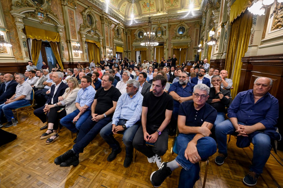 rodrigo_arist's tweet photo. Hoy participé de una reunión encabezada por el gobernador @Kicillofok junto a intendentes de toda la provincia.

Fue un encuentro importante para analizar la situación económica actual y, especialmente, el impacto que está teniendo en los municipios el recorte de recursos nacionales, la paralización de obras y la deuda que el Gobierno Nacional mantiene con la Provincia.

En este marco, el gobernador informó que ya se avanzó con un reclamo ante la Corte Suprema para exigir esos fondos, y que, en caso de recuperarlos, serán destinados a un fondo coparticipable para los municipios.

Este tipo de decisiones no son abstractas: definen la posibilidad de seguir haciendo obras, sostener servicios y dar respuestas concretas en cada distrito.

Vamos a seguir trabajando y defendiendo lo que le corresponde a Coronel Rosales, para que estas decisiones no frenen el desarrollo de nuestra comunidad. 💪