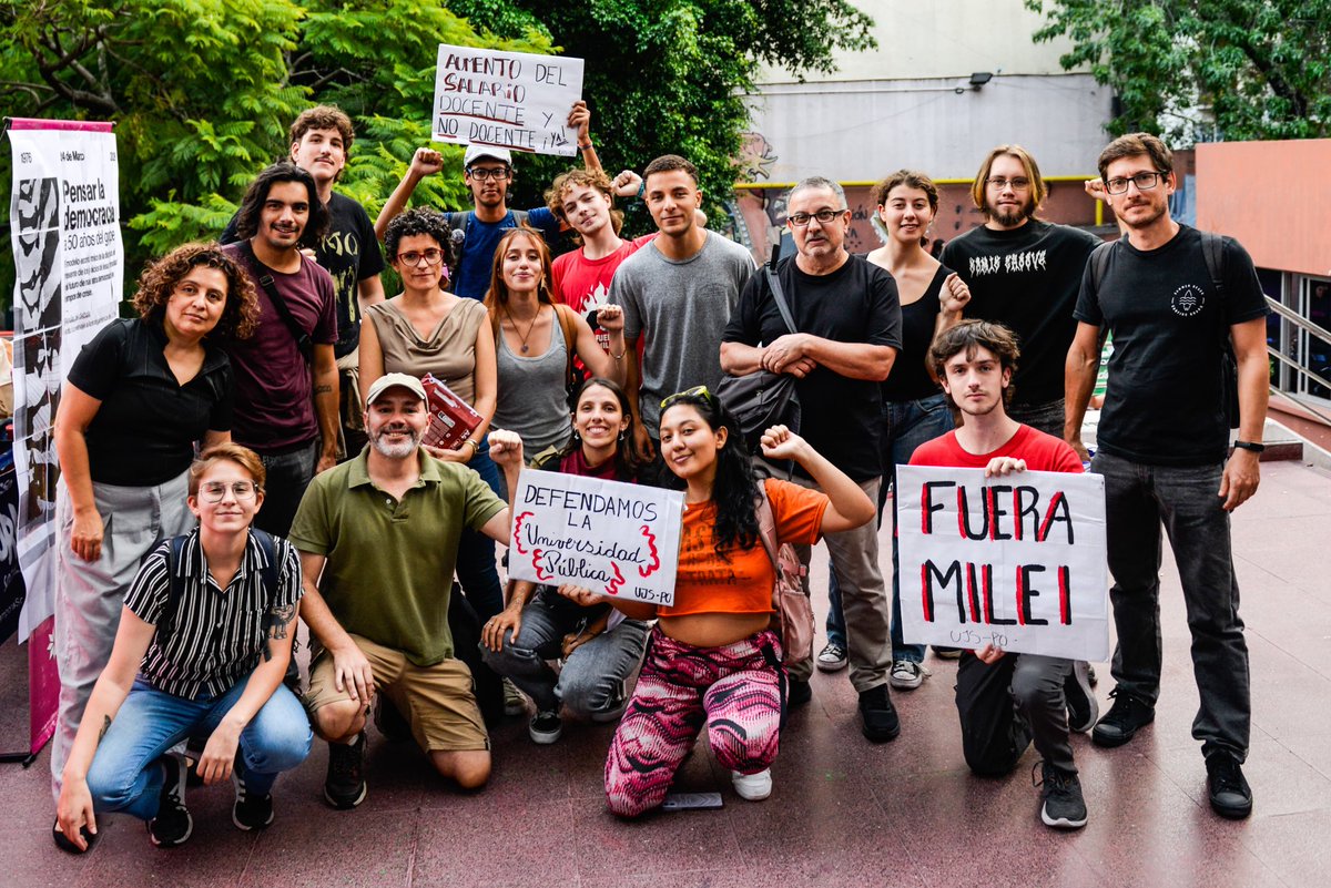 vaninabiasi's tweet photo. Docentes, no docentes y estudiantes de la Facultad de Ciencias Sociales luchando la aplicación de la ley universitaria. Basta de guita para Adorni y su familia! Presupuesto universitario ya!! https://t.co/fRaDn8nOsh