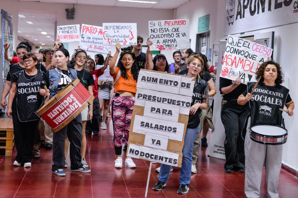 vaninabiasi's tweet photo. Docentes, no docentes y estudiantes de la Facultad de Ciencias Sociales luchando la aplicación de la ley universitaria. Basta de guita para Adorni y su familia! Presupuesto universitario ya!! https://t.co/fRaDn8nOsh