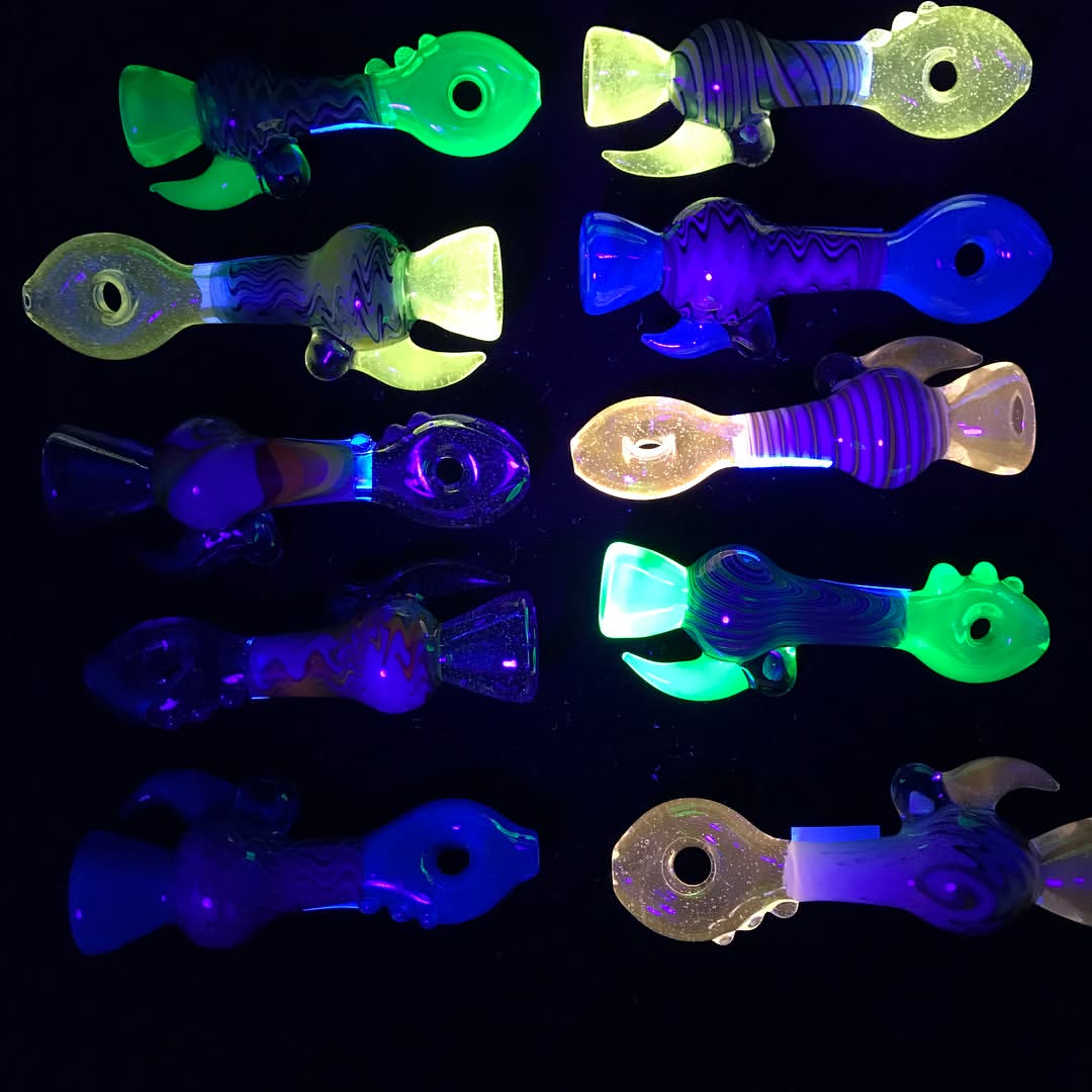paulbrehm_'s tweet photo. My work is perfectly shaped with some of the #finest #linework in the #borosilicate movement! This latest order included #chillums #sherlocks #headyspoon and #directionalflow #carbcaps https://t.co/JLRLZGQH88