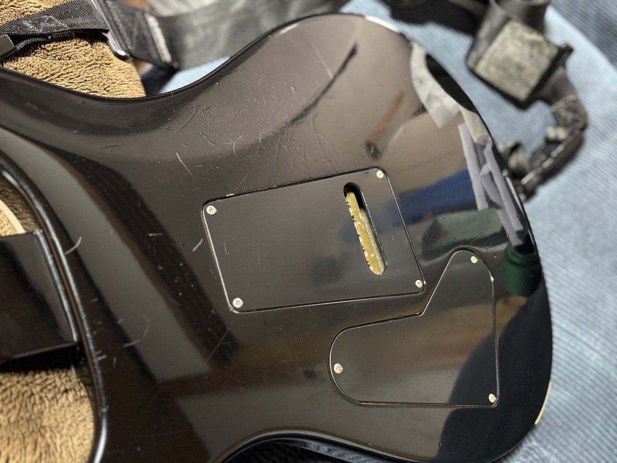 おはようございます、ライブでやる曲1曲覚えないといけないので朝練！
いつの間にかこのPRSとももう21年😂こいつで300以上はステージでてると思う。
グルグル回したり落としたりベルトのバックルでガリガリになってるけど最高の相棒です、俺の苦しみも喜びも誰よりもこいつが知ってる気がするな