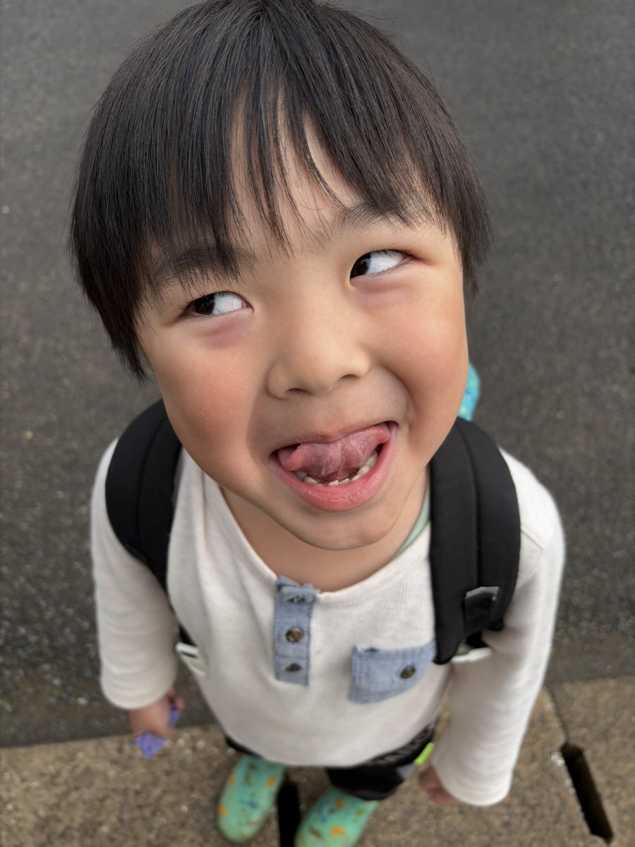 一生分の涙を流しました😭✨
先日、ハルが小学校、ヤーモが保育園を無事に卒業・卒園！

それにしても最近の卒アルってすごいね。何かの宣材写真かと思ったよwww カメラマンの指示でしっかりポーズ決めてるし🤣成長したなぁ。

(身バレ防止で背景等は変更してます)

次は入学式で泣くぞーー！