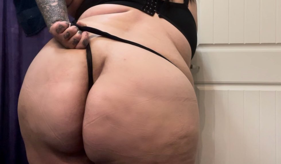 KristineKakes tweet media