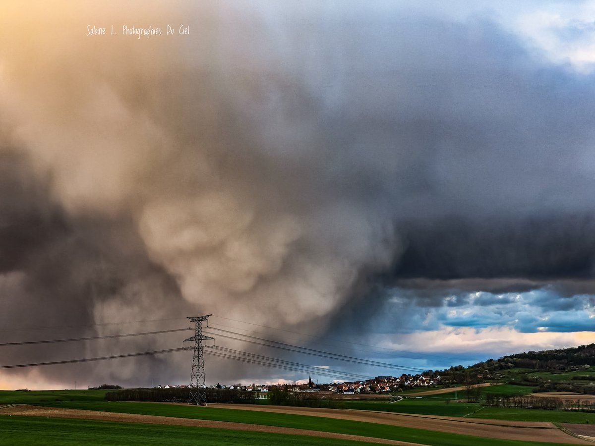 SabineL67's tweet photo. De nombreuses giboulées ont encore traversé le Bas-Rhin aujourd'hui... La plus jolie fut celle au soleil couchant en direction du Nord de l'Alsace !! 
📷 #Zehnacker (67) • 26/03/2026
#Wasselonne 

#Alsace #BasRhin #Météo #Météo67 #giboulées https://t.co/ipAr9oEnEf
