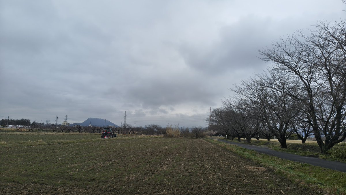 おはようございます☁️

曇り空の通勤路🚗³₃
パラパラまた降り始めましたね💦
止んでたのに🥺
現在7度で最高気温は13度の予報ですね
いや〜雨か〜😫眼鏡曇るんですよね┏◎-◎┓

皆さん健康第一で福のある素敵な1日を👋🥸
 #イマソラ
 #空ネット 
 #福島市 
 #飯坂町 
 #ギャラリー梟