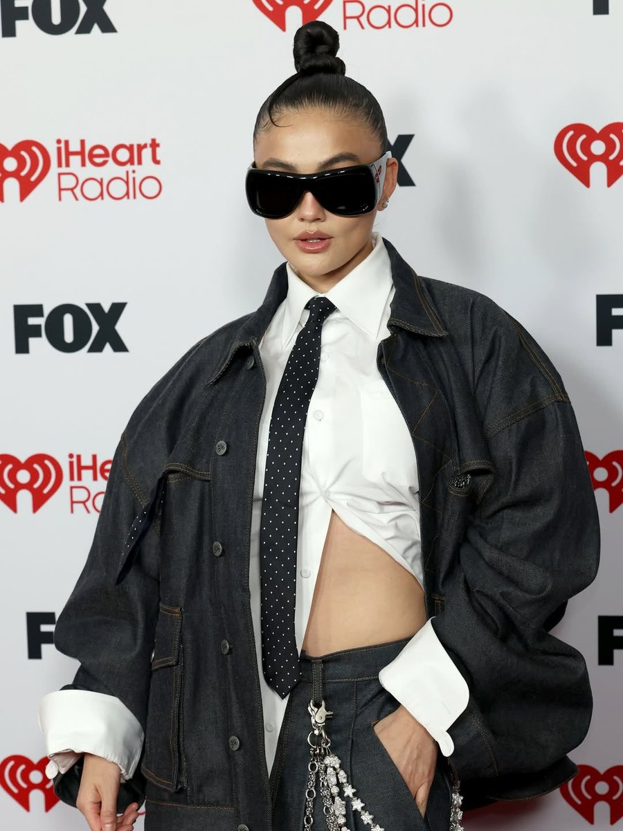 nezaccess's tweet image. Agnez Mo looks extravagant and chic on the red carpet at the 2026’s iHeartRadio Music Awards.

#AGNEZMO #iHeartMusicAwards