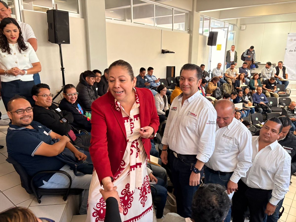 artemisa_laura's tweet photo. 🔎✅ Quien maneja recursos del pueblo, le responde al pueblo.
👥 Capacitamos autoridades de 70 municipios en el correcto uso del #FAISMUN y #FORTAMUN, para reforzar la comprobación trimestral y el manejo eficiente de los recursos federales.
El compromiso es claro, que los recursos sean bien aplicados para todos 🫱🏽🫲🏼.
Con el liderazgo del gobernador @armentapuebla_ y la visión transformadora de la presidenta @Claudiashein , construimos #Bienestar para cada municipio.
#PensarEnGrande 🙌🏼
#PorAmorAPuebla 🫶🏻