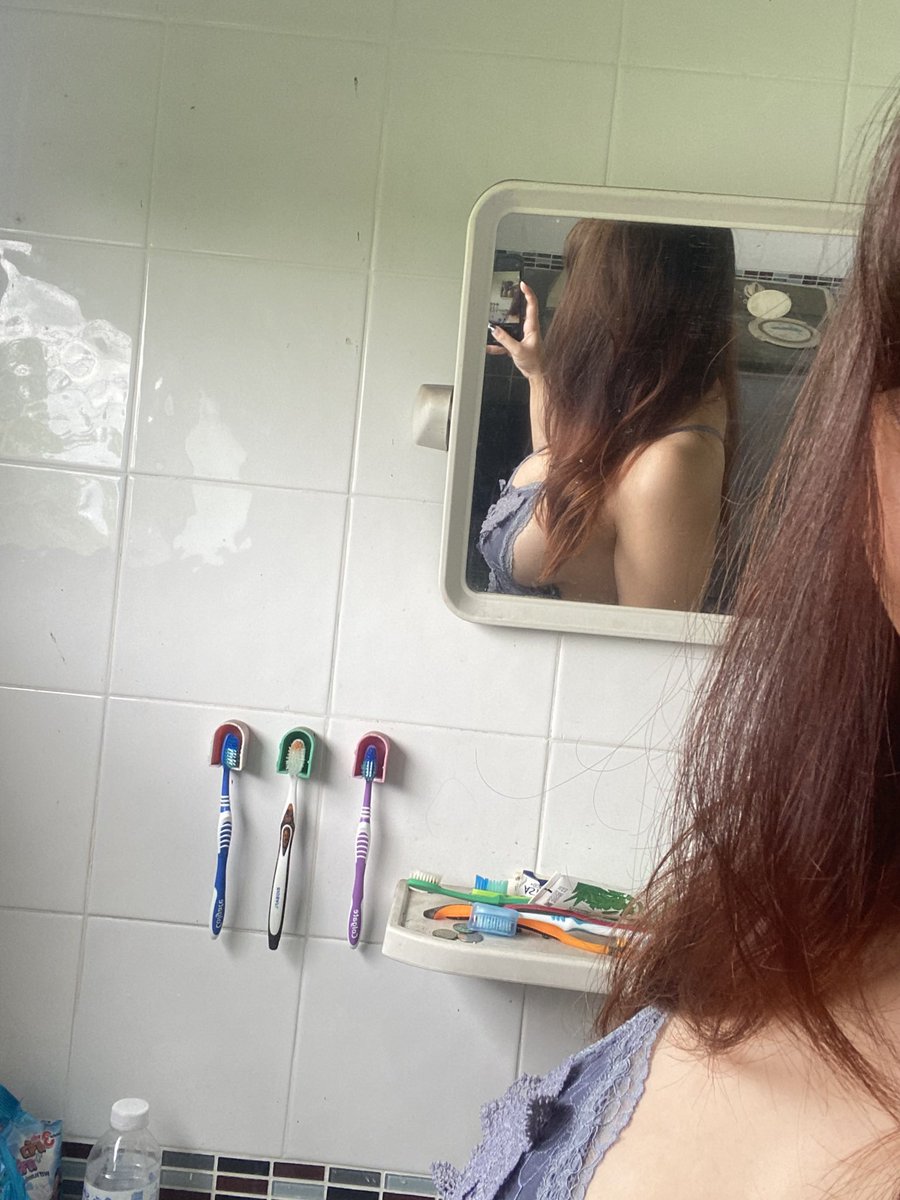 putriiemputri's tweet photo. Just me, myself, and my reflection. 💖 Momen sederhana sebelum semua hiruk pikuk dimulai. https://t.co/bKOjhbVgcp