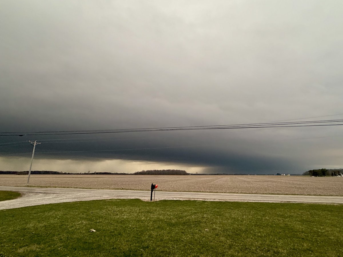 StephBuckeyeFan's tweet photo. Severe warned storm with dime to quarter size hail near Jewell, IH (near Defiance) #yestv @NWSIWX  @wxunfiltered @WeatherNation @weatherchannel @ABC @foxweather @ChrisWTOL @JayBerschback @RossElletWX @JohnWTOL @kayleebowerstv @DanSmithWeather @DerekWittWx @ReedTimmerUSA https://t.co/YUqZqfIbP6