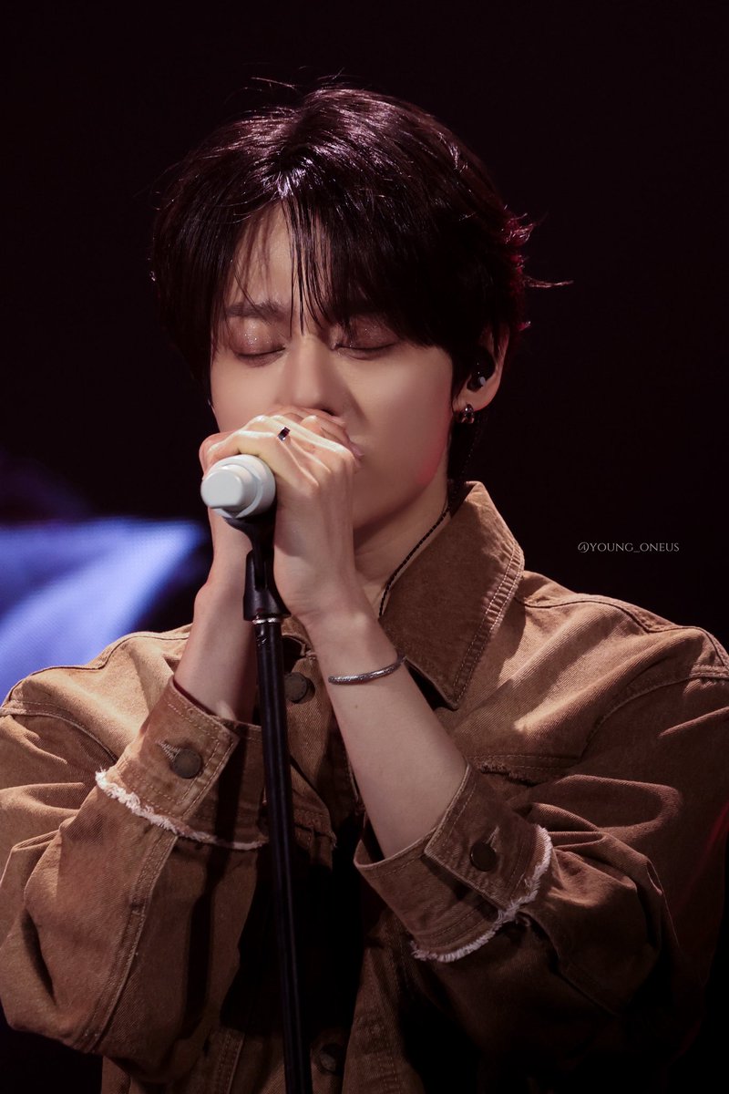 young_oneus's tweet photo. 260322 
2026 ONEUS FANCON :
Welcome to <US's ISLAND>
#ONEUS #HWANWOONG #환웅 #여환웅 #ファヌン 🎤 https://t.co/elm05UMvNy