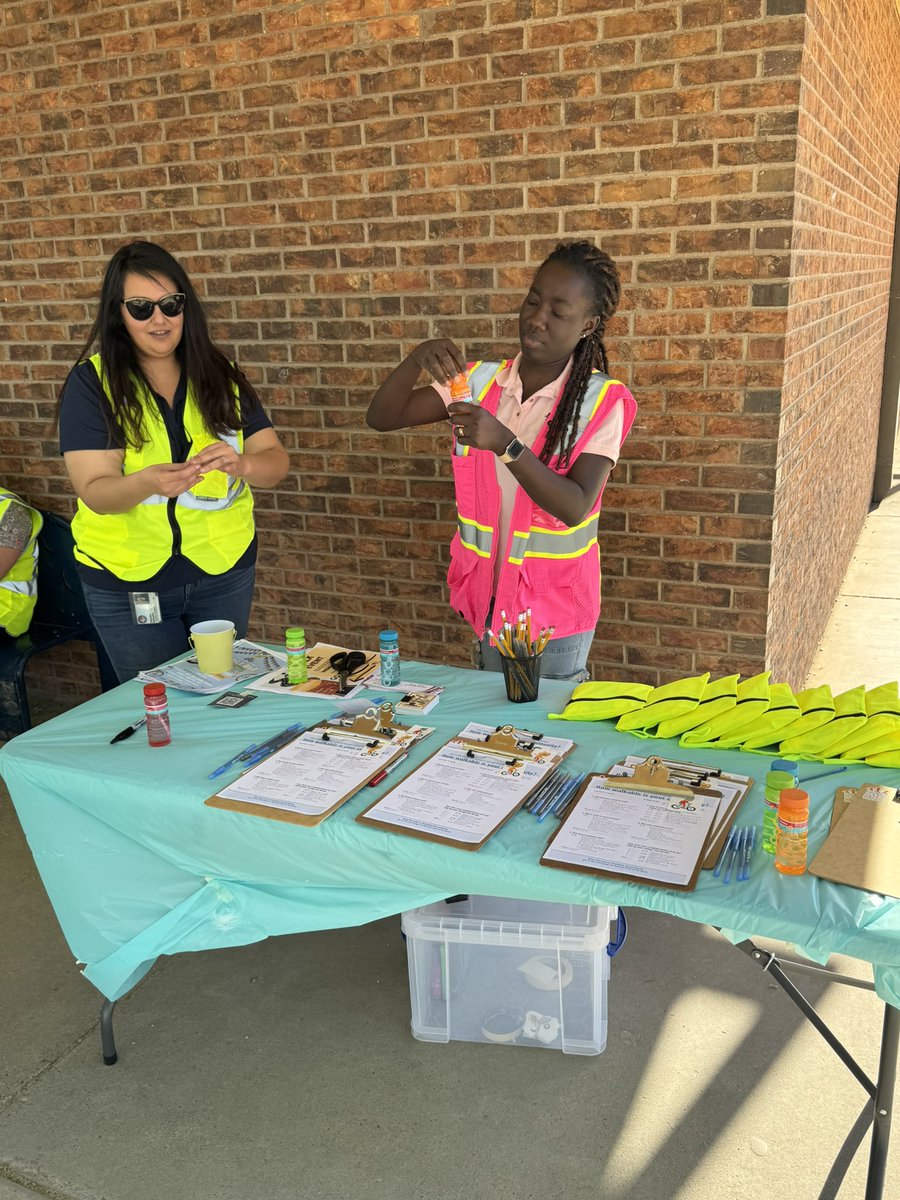 MrBenSerrano's tweet photo. Great to support the @LCPSnet Safe Routes to School-Walk Audit &amp; Bike Rodeo at East Picacho Elementary today!

Families repaired bikes, rode through obstacle courses, and walked the area where a new trail will be created to provide safer walking access to school! https://t.co/df3VvESByI