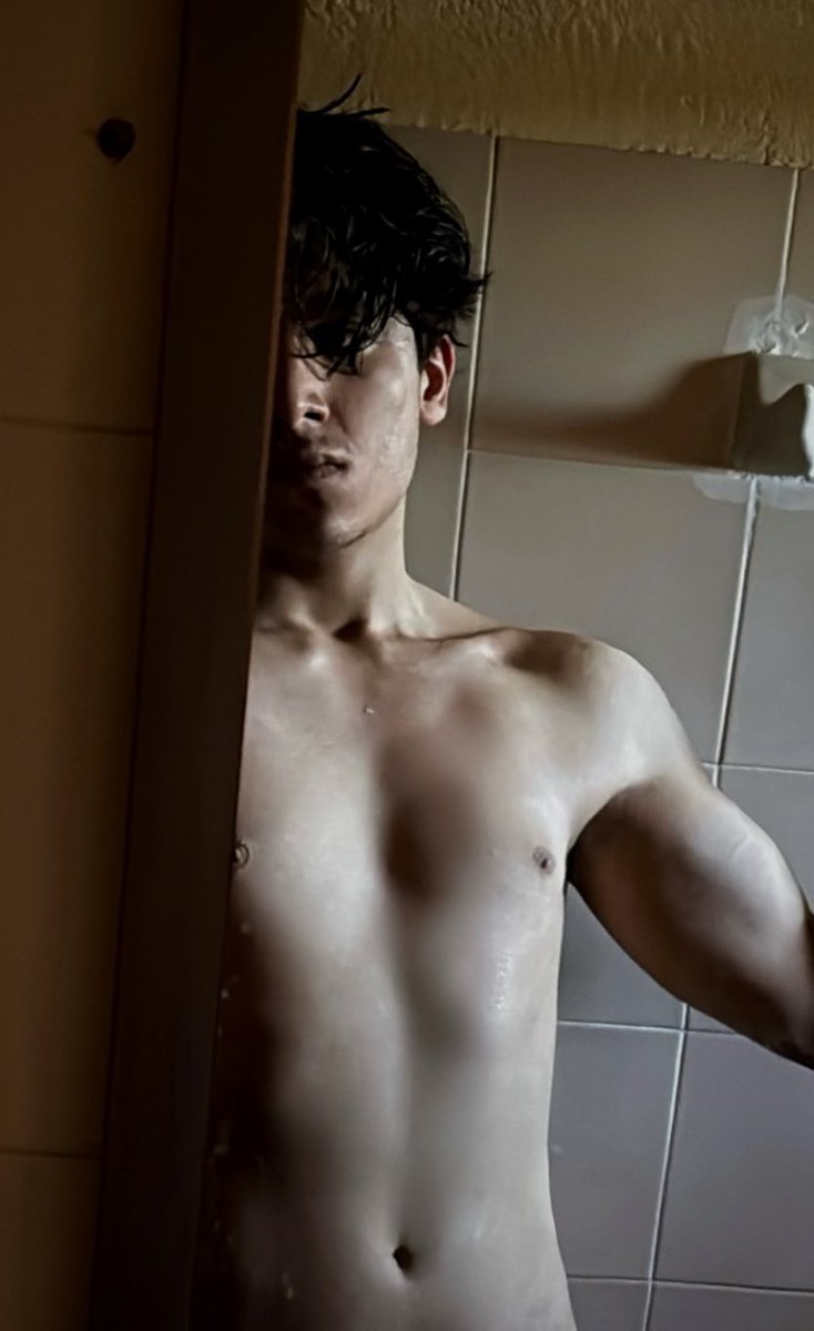 IsManuPlay's tweet photo. mi rutina de gym es hacerme pendejo al fallo https://t.co/mSEAiYhlo8