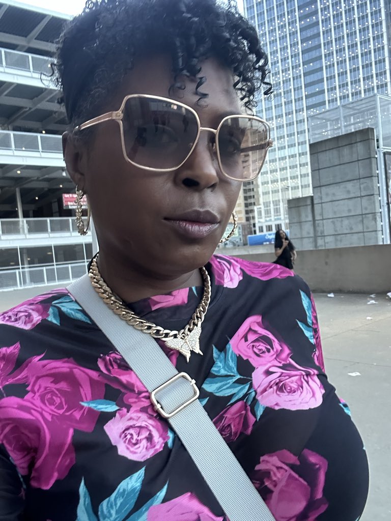 MzButterfly513's tweet image. Concert #2 this year. 
😜🥰🎤🎶

#WeOutchea
#ForThe26
#NewEdition
#BoyzIIMen
#ToniBraxton