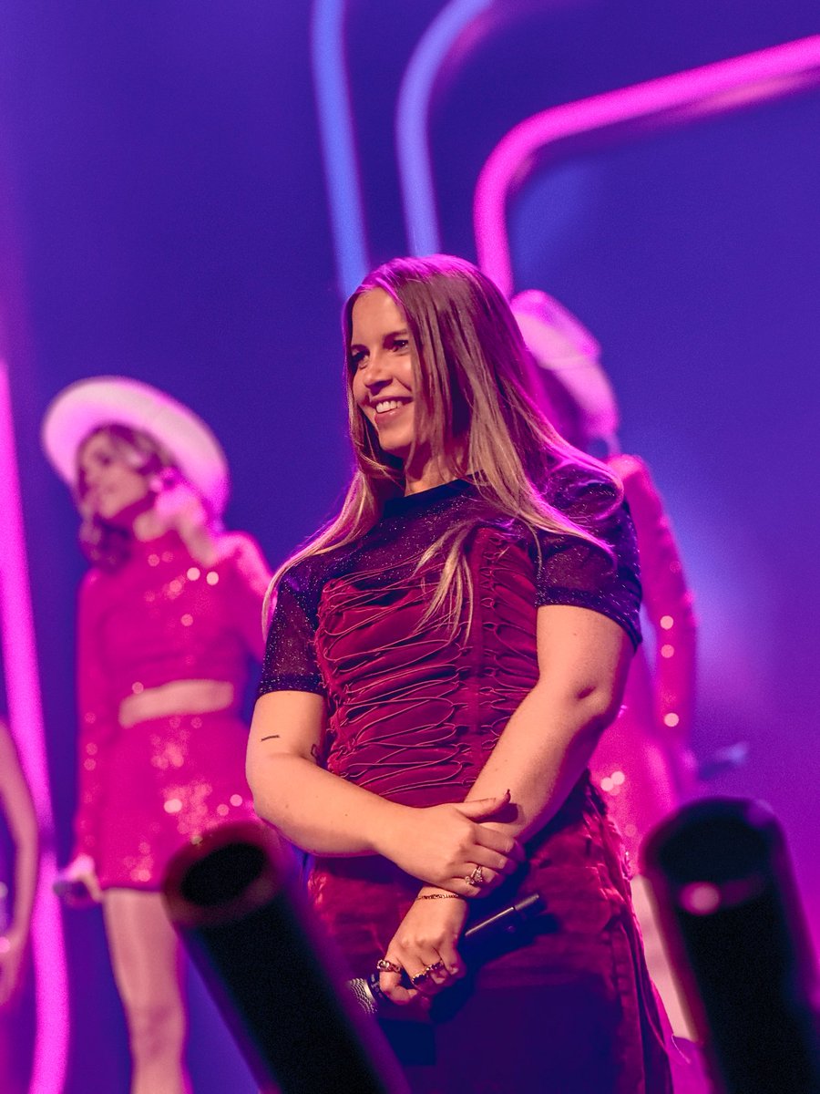 raph is seeing ariana tweet media