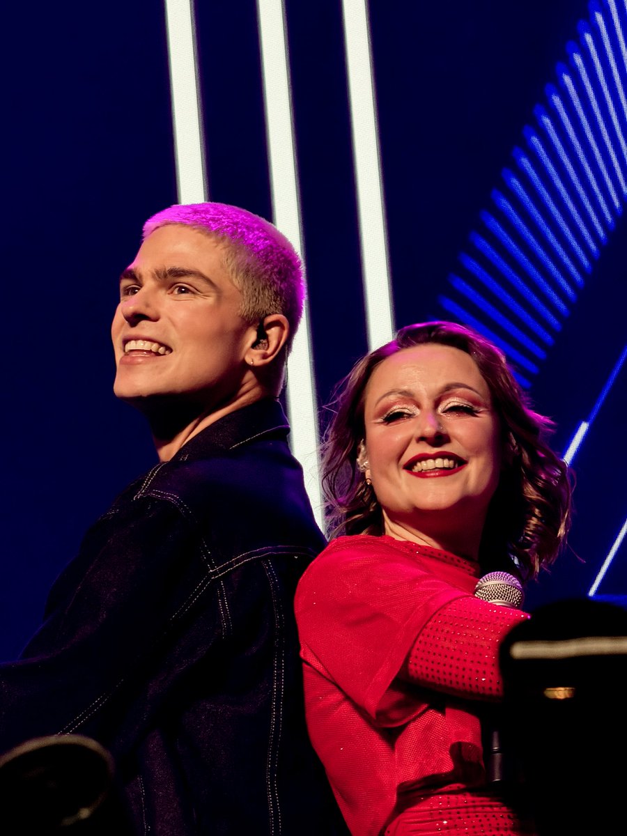 raph is seeing ariana tweet media