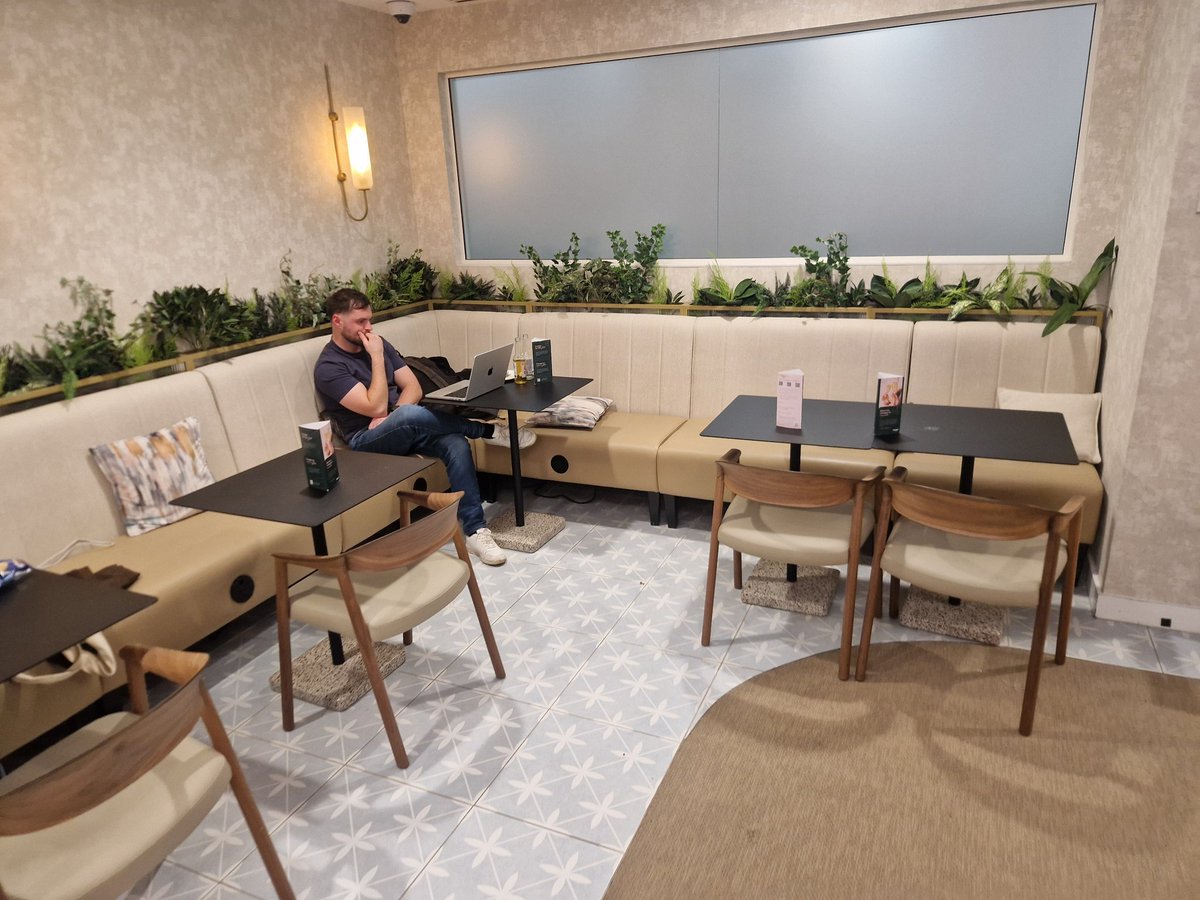 Dimmented's tweet photo. Hi @Escape_Lounges your lounge in Edinburgh isn't accepting guests even though it's empty and I've watched people leaving.... this seems strange https://t.co/ZudpWtf2Sf