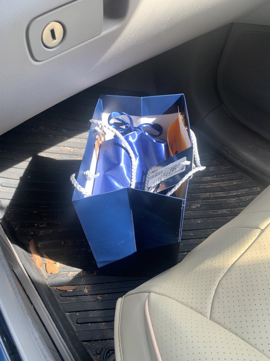 Daphne🌈,Roz🌈,Barney🌈,& Gray their dad. tweet media