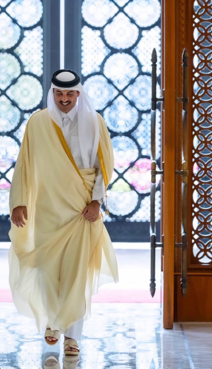 سلام يا اعظم شعب ويا أجمل بلاد
يا كعبة المظيوم وامنه وريفه 
المجد واحد لا تدور للأمجاد
اسمه تميم ابن حمد بن خليفة
ع . ع