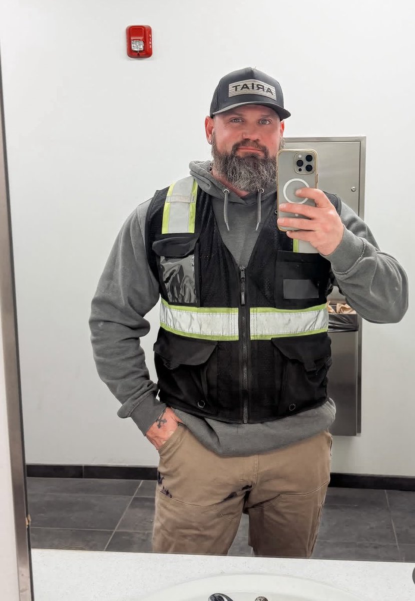 Patrick03215717's tweet photo. Work work work! What are y'all up to on this cold hump day?! #selfie #blessed #workhard #bluecollar #construction https://t.co/ozDO6FA0XO