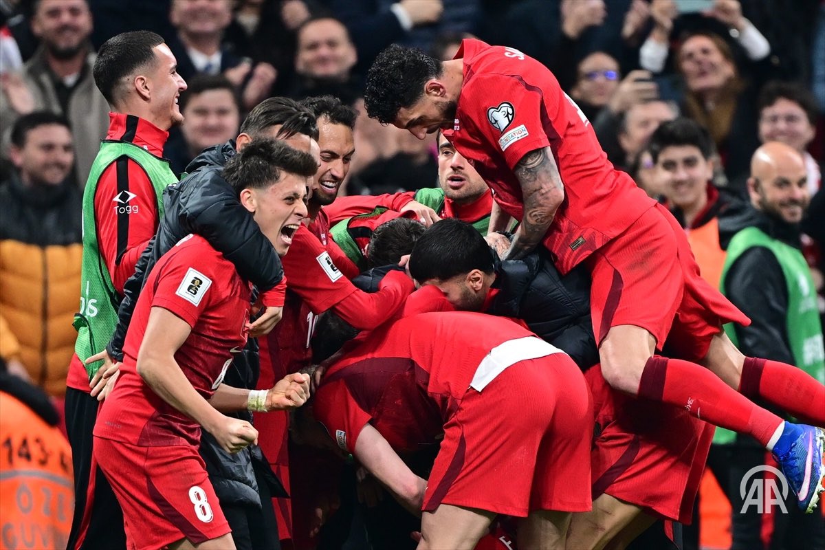 objektifturkcom's tweet photo. Ay-Yıldız Dünya Kupası yolunda hedefine bir adım daha yaklaştı!

A Milli Futbol Takımı, 2026 FIFA Dünya Kupası Avrupa elemeleri play-off turu yarı final maçında Romanya ile karşılaştı. Beşiktaş Park’ta gerçekleşen mücadelenin sonunda Türkiye, Romanya’yı 1-0’lık skorla mağlup etti. Ay-Yıldızlılar, Romanya’yı eleyerek play-off finaline yükseldi.

52' Ferdi