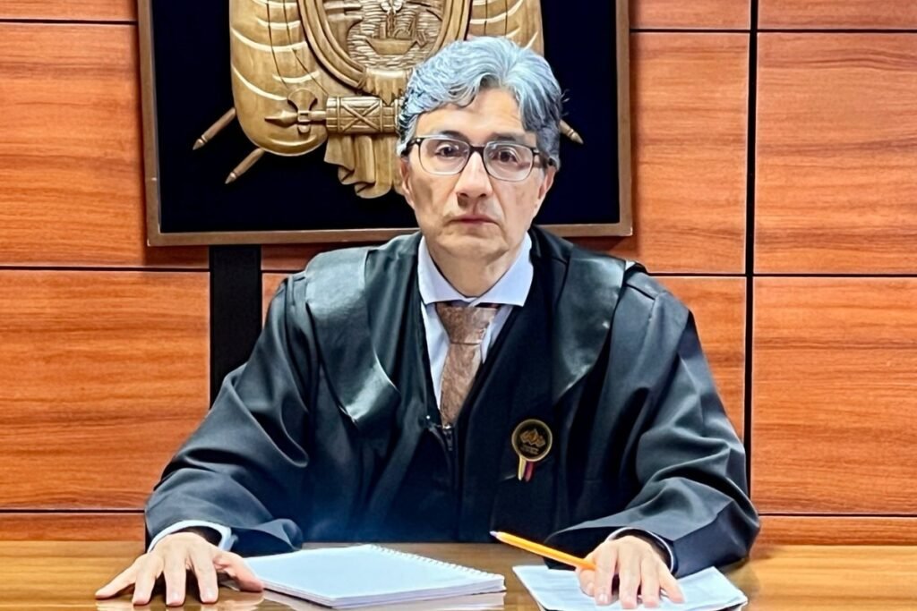 gortizhidalgo's tweet photo. Los ojos puestos en el juez #MarcoRodriguez, presidente encargado de la @CorteEcuador. Ya nos desfraudó una vez en el caso de @ajvillacisp, vamos a ver si lo hace nuevamente, cuando de por medio hay una orden de juez que la gavilla de burócratas la están incumpliendo. https://t.co/75pHQI3KV2