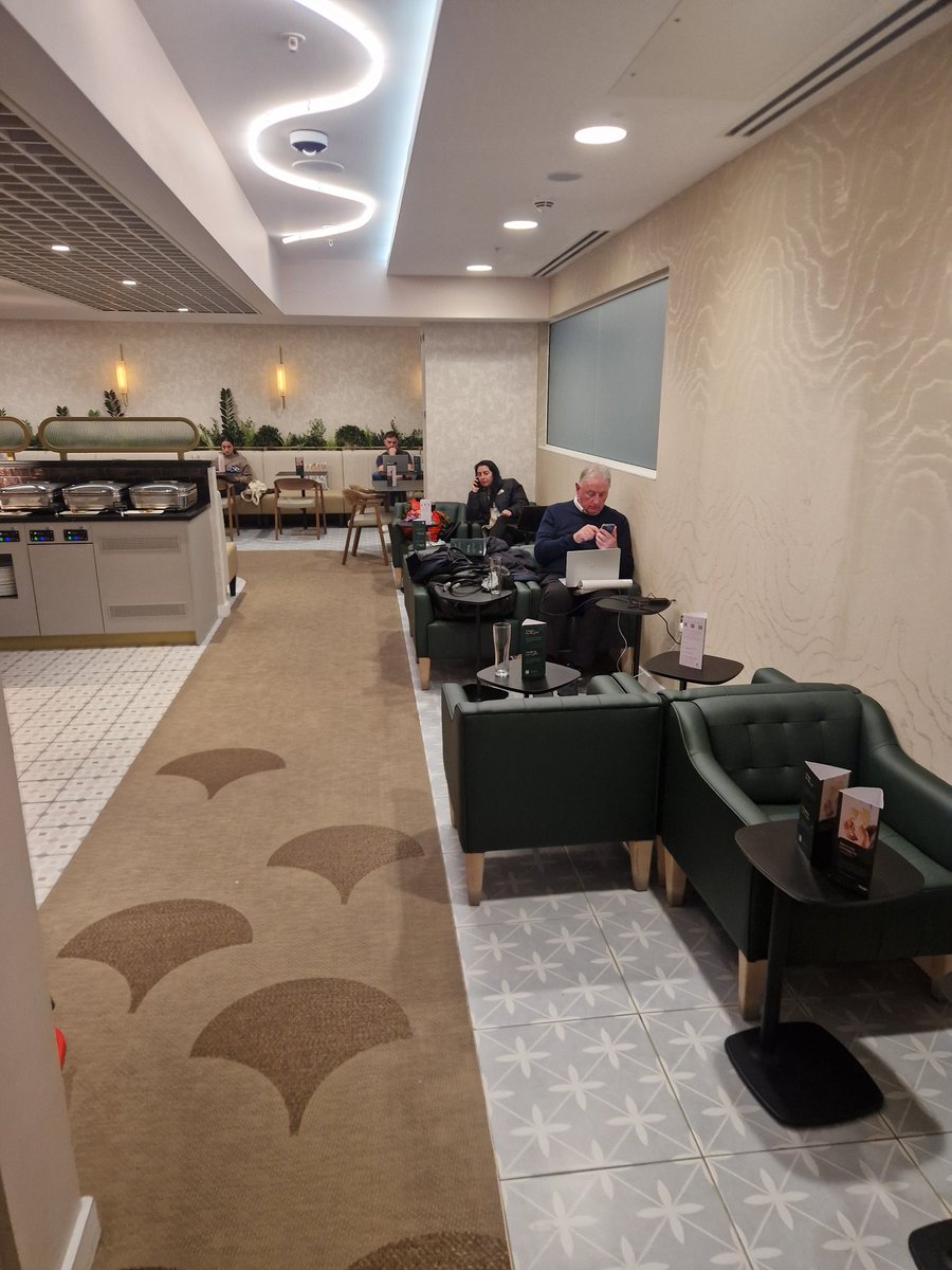Dimmented's tweet photo. Hi @Escape_Lounges your lounge in Edinburgh isn't accepting guests even though it's empty and I've watched people leaving.... this seems strange https://t.co/ZudpWtf2Sf