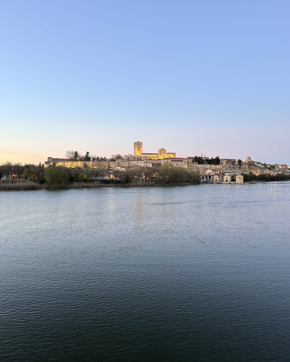 javiergmart's tweet photo. El atardecer de hoy en #Zamora, antes de comenzar su semana grande. https://t.co/ap7CRqnDWC