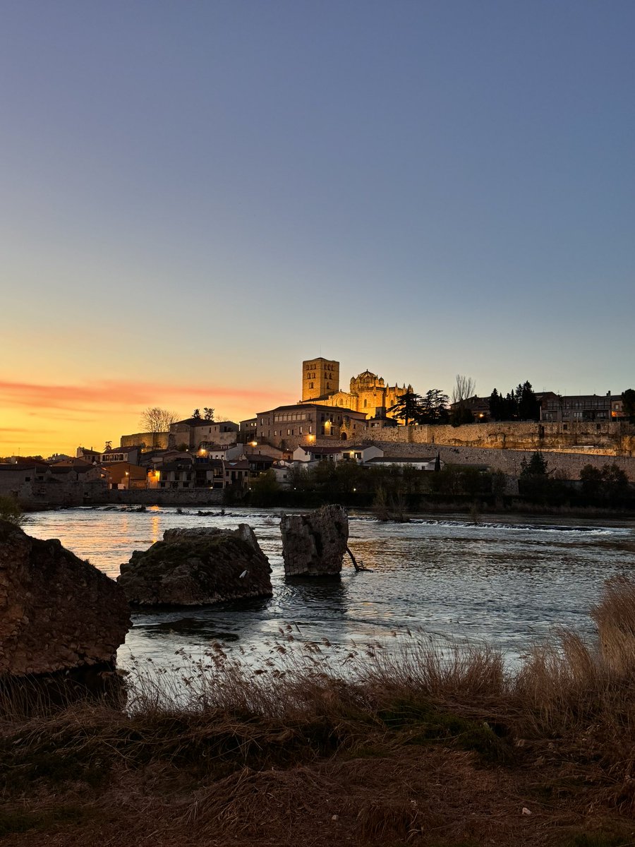 javiergmart's tweet photo. El atardecer de hoy en #Zamora, antes de comenzar su semana grande. https://t.co/ap7CRqnDWC