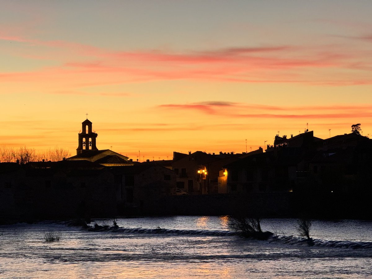 javiergmart's tweet photo. El atardecer de hoy en #Zamora, antes de comenzar su semana grande. https://t.co/ap7CRqnDWC