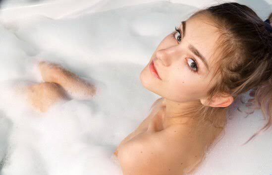 It's been a long, long week. Only one day to go, but definitely needed a bubble bath and my favourite person. 🛁